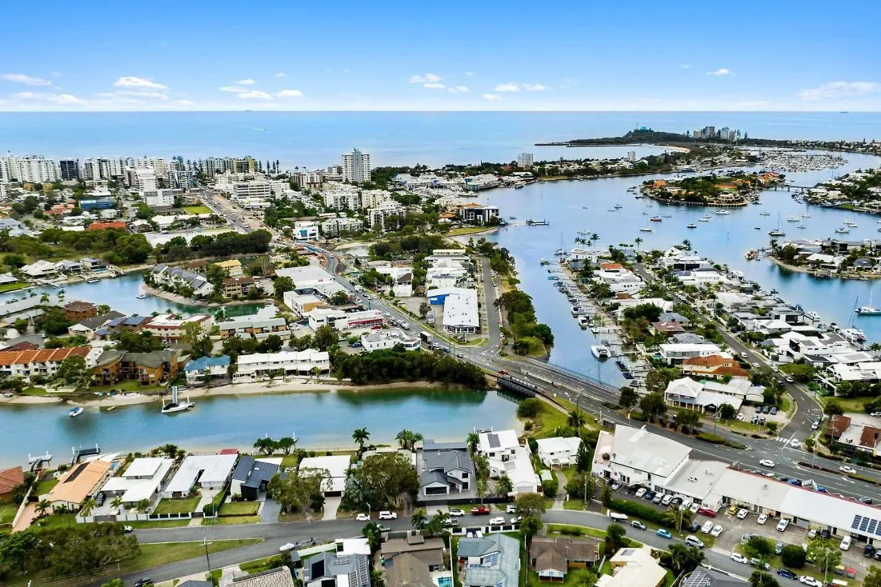7 Bedroom Home On Mooloolaba Canal location