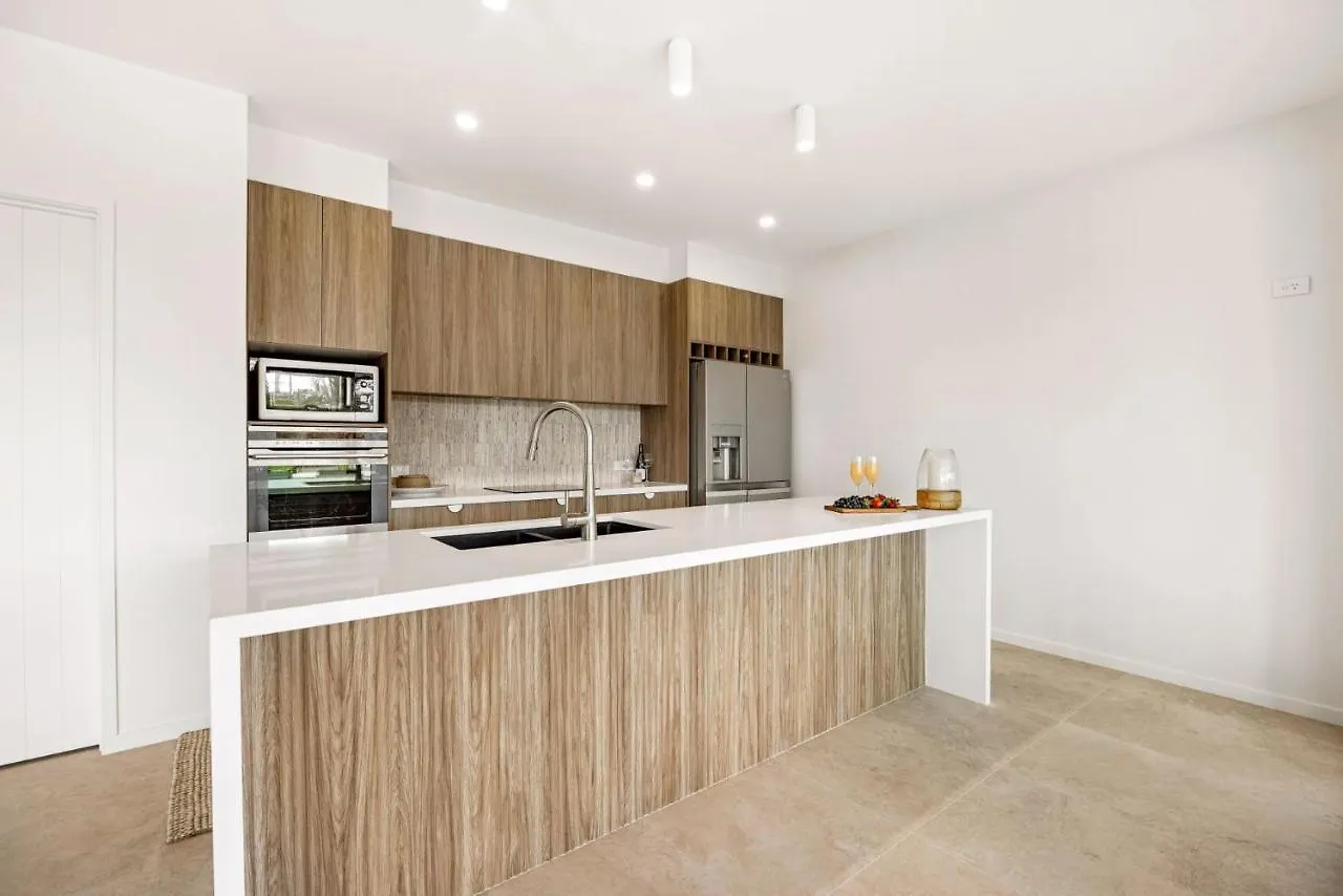 7 Bedroom Home On Mooloolaba Canal 0*,  Австралия