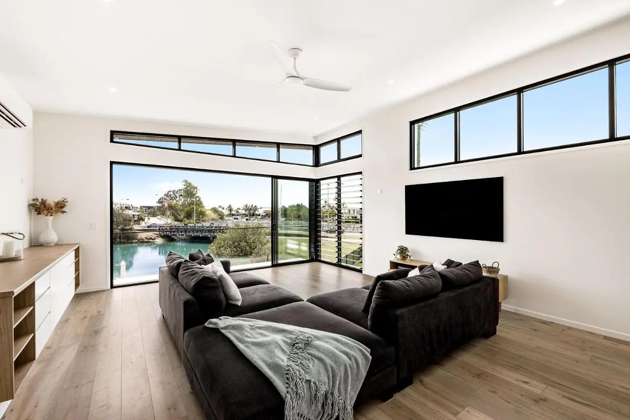 Дом отдыха 7 Bedroom Home On Mooloolaba Canal