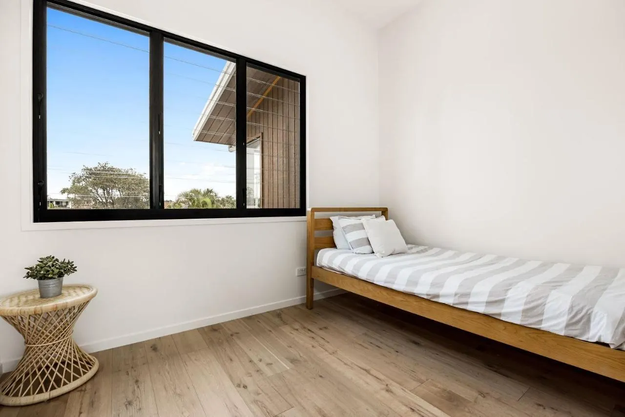 7 Bedroom Home On Mooloolaba Canal Дом отдыха