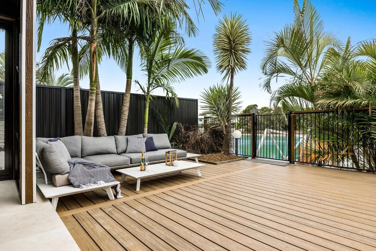 Дом отдыха 7 Bedroom Home On Mooloolaba Canal