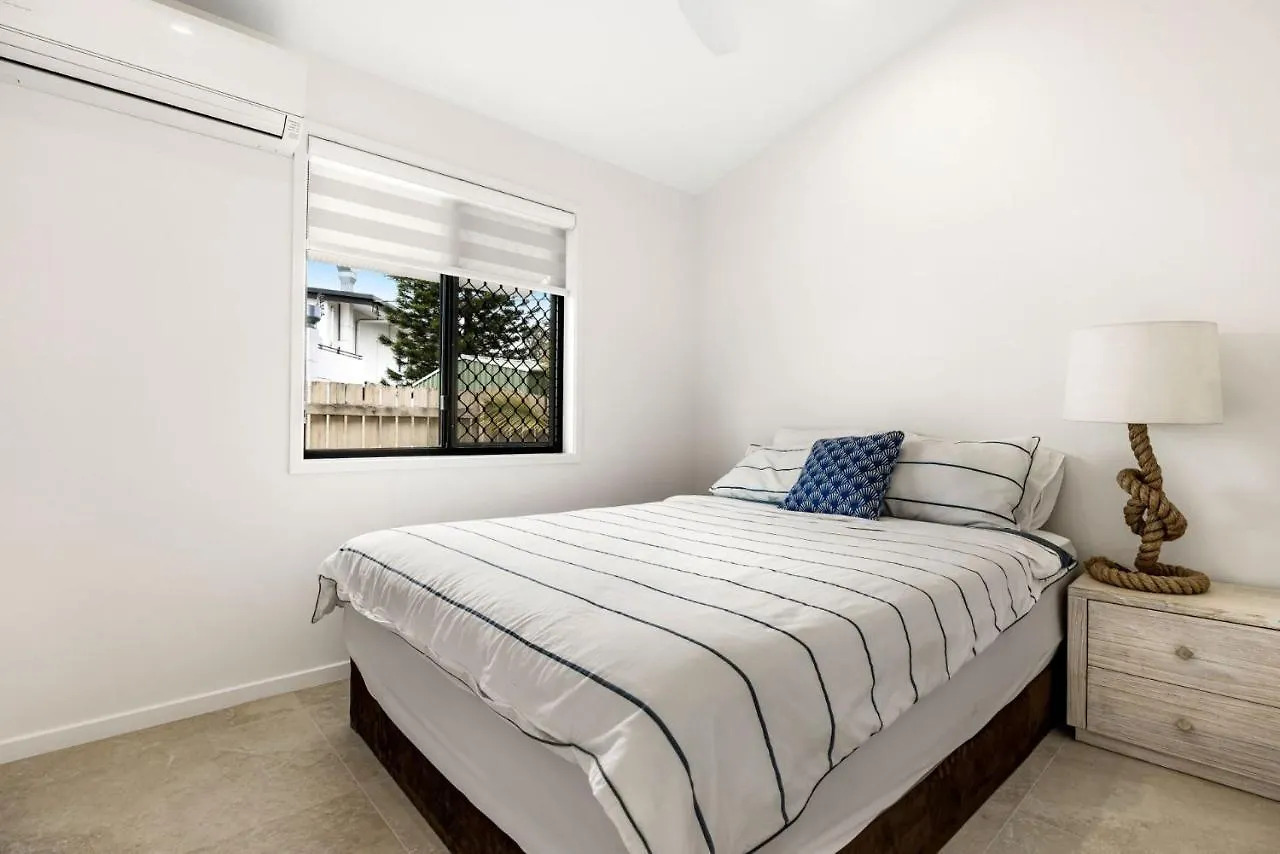 Дом отдыха 7 Bedroom Home On Mooloolaba Canal