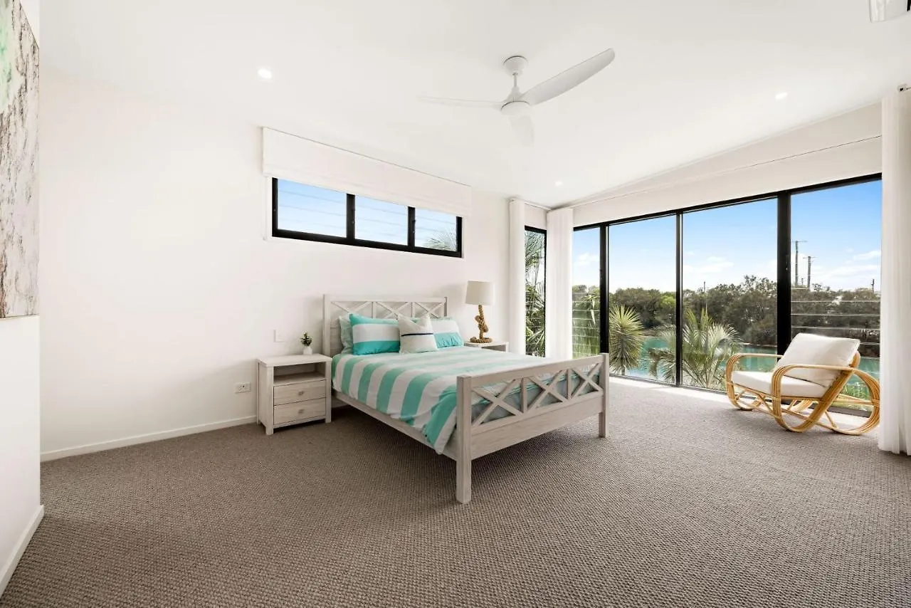 7 Bedroom Home On Mooloolaba Canal Дом отдыха