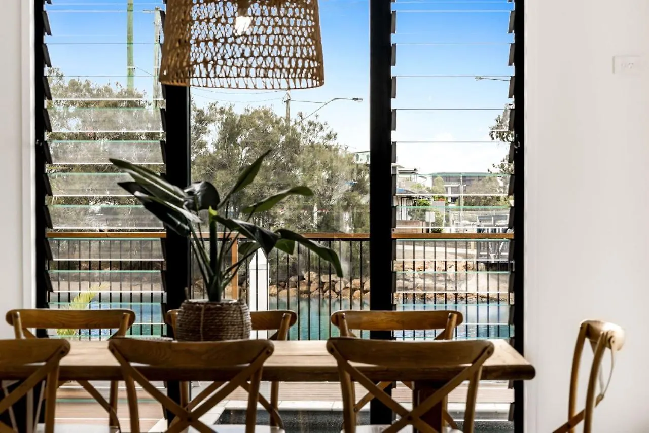 Дом отдыха 7 Bedroom Home On Mooloolaba Canal