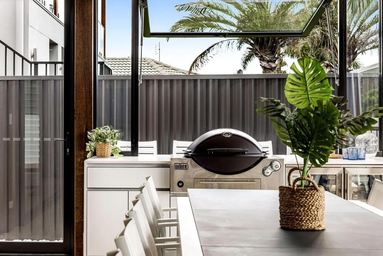 7 Bedroom Home On Mooloolaba Canal Дом отдыха